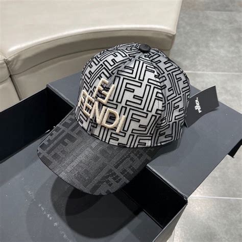 бейсболка fendi